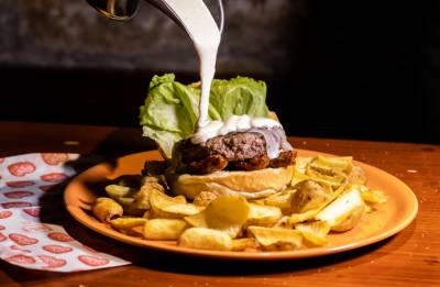 Panino alla piastra preparato al TNT Pub